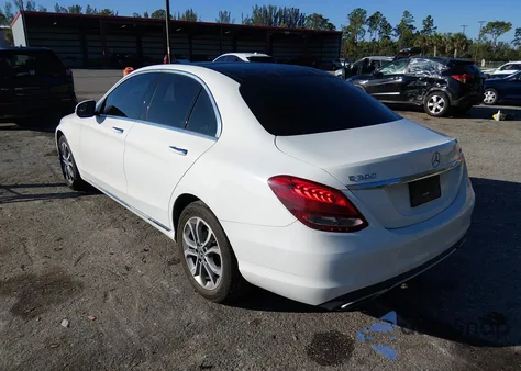 2017 Mercedes-Benz C 300 4Matic z USA, uszkodzony, nr VIN 55SWF4KB7HU216891